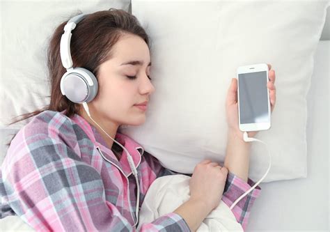 寝ながらイヤホン: 睡眠と音楽の微妙な関係